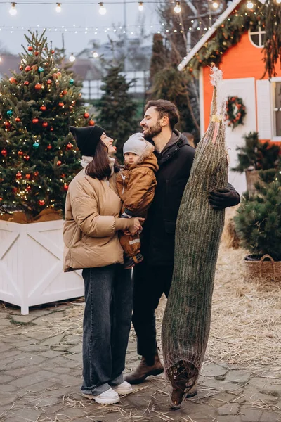 Happy Family Buys Christmas Tree Family Selecting Xmas Tree Street — Stockfoto