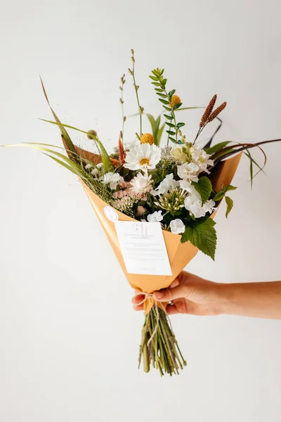 Bouquet Minimaliste Élégant Fleurs Sauvages Enveloppées Dans Papier Dans Les — Photo