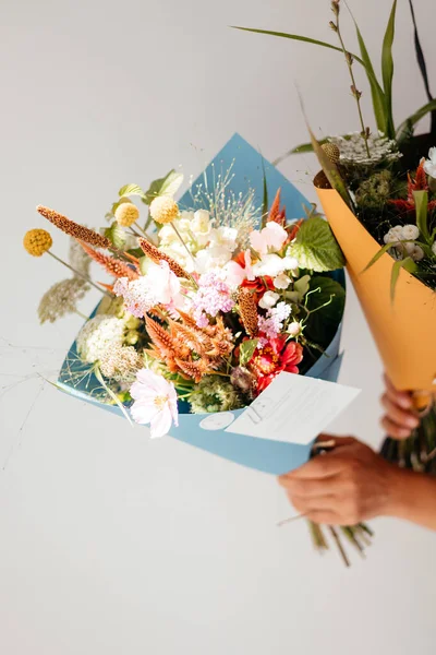 Bouquet Minimaliste Élégant Fleurs Sauvages Enveloppées Dans Papier Dans Les — Photo