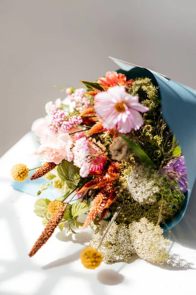 Bouquet Minimaliste Élégant Fleurs Sauvages Enveloppées Dans Papier Dans Les — Photo