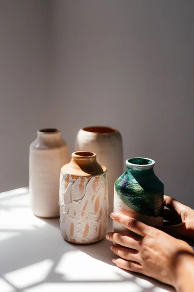 Vases Minimalistes Argile Faits Main Sur Fond Blanc Avec Lumière — Photo