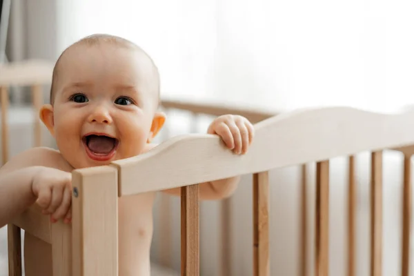 Retrato Bebê Feliz Alegre Berço Rapariga Está Sozinha Cama Espaço — Fotografia de Stock