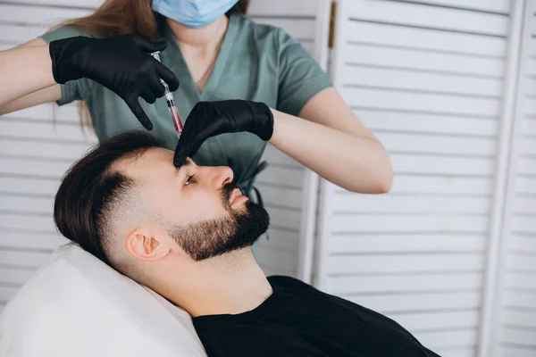 Sakallı Şık Bir Adam Estetik Kliniğe Gidip Dudak Dolgusu Yaptırıyor — Stok fotoğraf