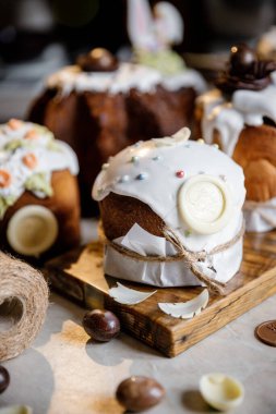 Paskalya pastası pişirmek. Doğu Avrupa Rus ve Ukrayna 'nın paskalya pastası tatlı şekerle süslenmiş. Mutfakta jöleli geleneksel Paskalya pastası, yakın plan.