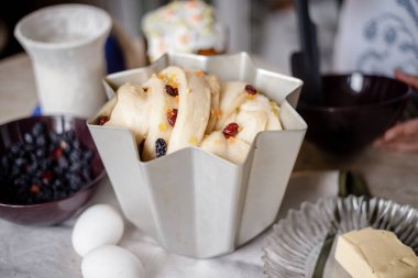 Paskalya pastası pişirmek. Geleneksel Doğu Avrupa Rusçası ve şekerli kremayla süslenmiş Ukrayna pastası. Lezzetli el yapımı ortodoks paska ekmeği.