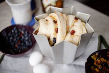 Paskalya pastası pişirmek. Geleneksel Doğu Avrupa Rusçası ve şekerli kremayla süslenmiş Ukrayna pastası. Lezzetli el yapımı ortodoks paska ekmeği.