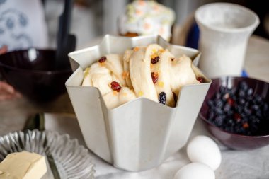 Paskalya pastası pişirmek. Geleneksel Doğu Avrupa Rusçası ve şekerli kremayla süslenmiş Ukrayna pastası. Lezzetli el yapımı ortodoks paska ekmeği.