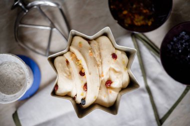Paskalya pastası pişirmek. Geleneksel Doğu Avrupa Rusçası ve şekerli kremayla süslenmiş Ukrayna pastası. Lezzetli el yapımı ortodoks paska ekmeği.