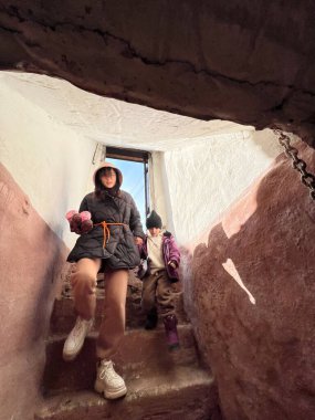 28.02.2022 Vinnitsa, Ukrayna: Rusya 'nın Ukrayna' ya karşı savaşı sırasında çocuklu bir ailenin tahliyesi. Aile, hava saldırılarından saklanmak için zindanda saklanıyor.