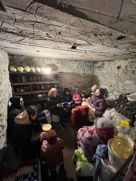 28.02.2022 Vinnitsa, Ukrayna: Rusya 'nın Ukrayna' ya karşı savaşı sırasında çocuklu bir ailenin tahliyesi. Aile, hava saldırılarından saklanmak için zindanda saklanıyor.