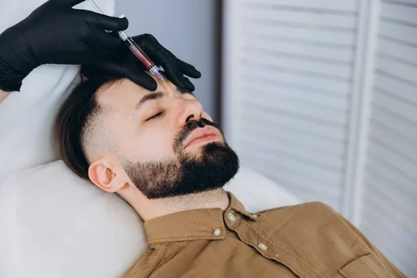 Stilvoller Bärtiger Mann Besucht Ästhetische Klinik Bekommt Lippenfüller Nahaufnahme Attraktiver — Stockfoto