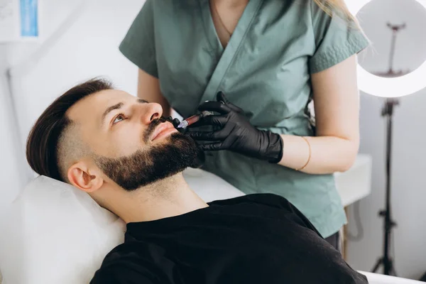 Elegante Hombre Barbudo Visitando Clínica Estética Obteniendo Relleno Labios Primer —  Fotos de Stock