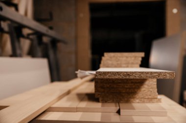 Mobilya endüstrisinde çalışmak için kuru sıkı. Boşluğu kopyala