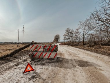 12.03.2022 Irpin, Ukrayna: köyün girişinde otomobilleri kontrol etmek ve sabotajcıları tespit etmek veya düşman araçlarını durdurmak için kendi kendine kurulan kontrol noktası. Ukrayna 'nın sarı ve mavi bayrağı direğin üzerine asıldı.