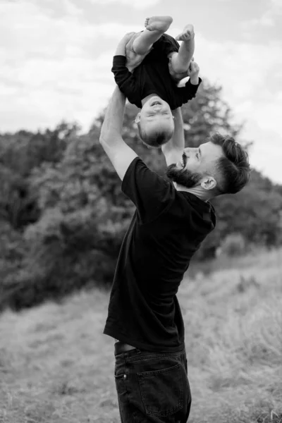Stylish Young Father His Daughter His Arms Walk Nature — ストック写真