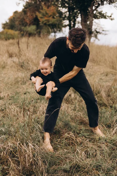 Pai Filha Parque Dançando Mãos Dadas — Fotografia de Stock