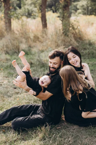 Família Feliz Caminhada Outono Mãe Filha Caminhando Parque Desfrutando Bela — Fotografia de Stock