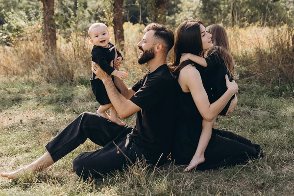 Família Feliz Caminhada Outono Mãe Filha Caminhando Parque Desfrutando Bela — Fotografia de Stock