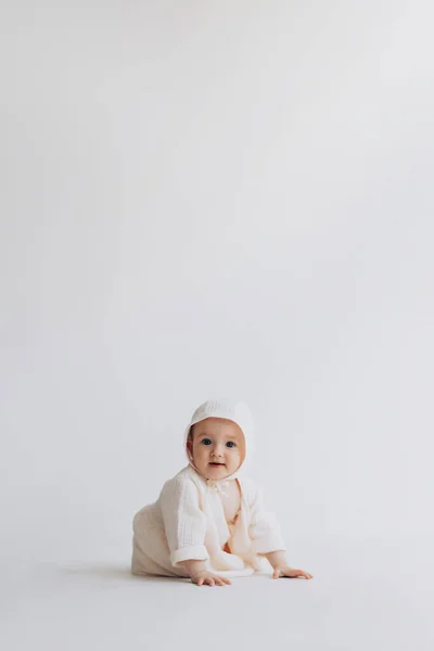 Симпатичный Студийный Портрет Новорожденной Девочки Позирующей Фотографии Светлом Фоне Ребенок — стоковое фото