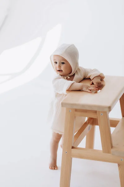 Симпатичный Студийный Портрет Маленькой Новорожденной Девочки Позирующей Фотографии Светлом Фоне — стоковое фото