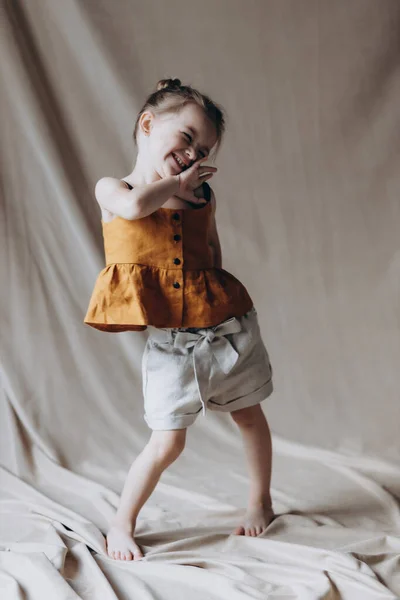 Retrato Uma Menina Bonito Posando Para Uma Foto Estúdio Brilhante — Fotografia de Stock