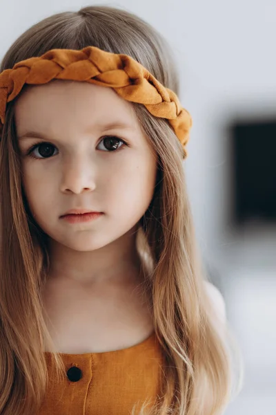 Foto Una Niña Vestida Con Ropa Lino Elegante Luz Del —  Fotos de Stock