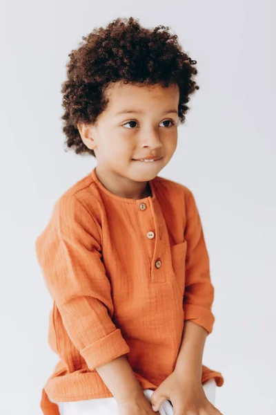 Retrato Niño Elegante Que Ríe Sinceramente Con Una Hermosa Sonrisa —  Fotos de Stock