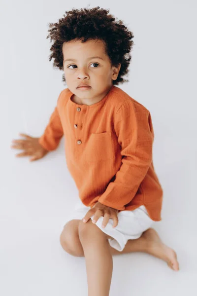 Emoções Humanas Triste Rapaz Pele Escura Infeliz Camisa Azul Que — Fotografia de Stock