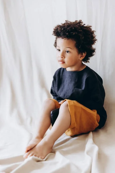 Студійне Фото Маленького Темношкірого Хлопчика Одягненого Зручний Лляний Одяг — стокове фото