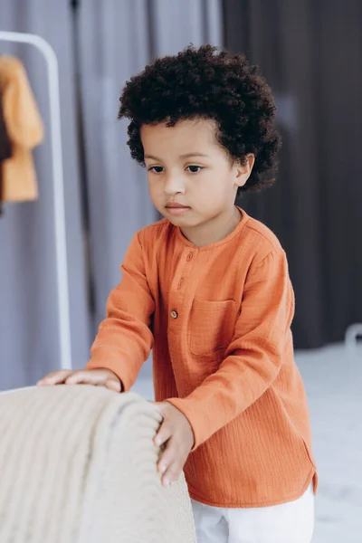 Stijlvol Portret Van Een Gekrulde Jarige Jongen Met Een Donkere — Stockfoto