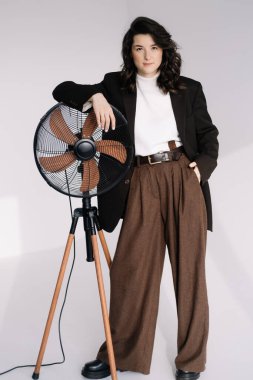 Beyaz arka plan üzerinde genç muhteşem kadın moda fotoğrafı. Kız poz. Studio fotoğraf.