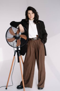 Model görünümlü, duygusuz bir kadının moda portresi. Genç bir iş kadını, yönetmen ya da menajer, şık ofis kıyafetleri, pantolon ve ceket giymiş yaratıcı bir kadın.