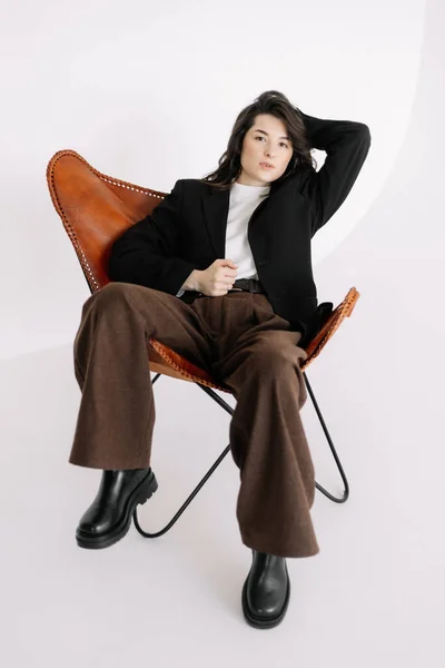 Стильный Модный Портрет Девушки Сидящей Стуле Фотостудии Белом Фоне Циклорамы — стоковое фото