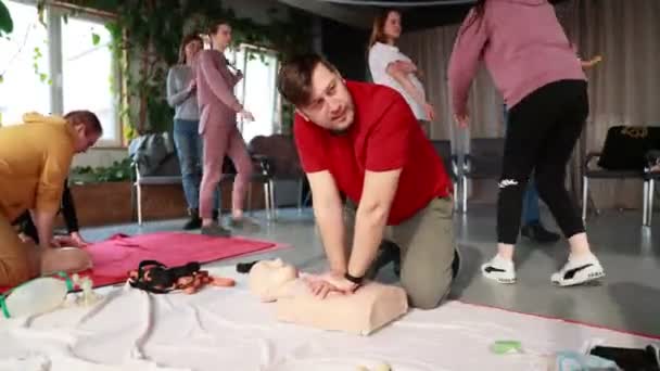Kiev Ukraina Utbildning Akutsjukvård Genomfördes Röda Korsets Instruktör Kontorsutrymmet För — Stockvideo