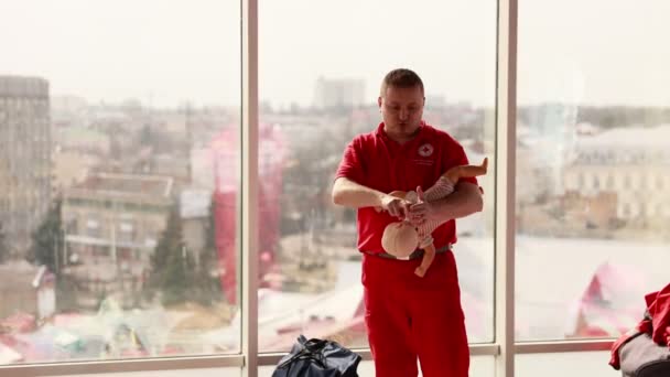 Kiev Ukraina Utbildning Akutsjukvård Genomfördes Röda Korsets Instruktör Kontorsutrymmet För — Stockvideo