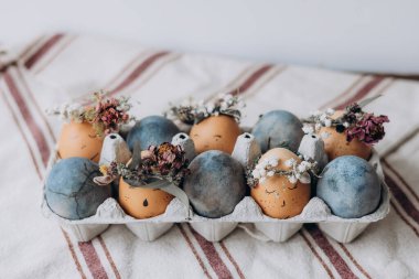 Yumuşak, koyu mavi Paskalya süslemesi, boyanmış Paskalya yumurtaları. Boşluğu kopyala, Ester bayramı kartpostal kavramı