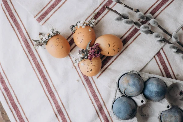 Святкові Прикрашені Великодні Яйця Пофарбовані Природними Синіми Фарбами Замочуючи Чай — стокове фото
