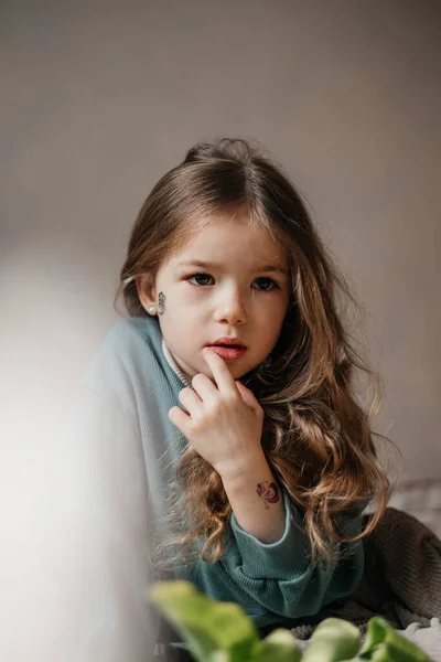 Retrato Uma Menina Anos Segurando Buquê Tulipas Rosa Frescas Posando — Fotografia de Stock