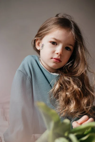 Portrait Year Old Girl Holding Bouquet Fresh Pink Tulips Posing — Stock Photo, Image