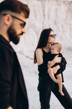 Küçük kızı fotoğraf için poz veren şık bir anne.