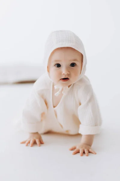 Roztomilý Studiový Portrét Malého Novorozence Který Začal Plazit Dítě Směje — Stock fotografie