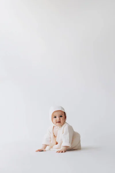 Roztomilý Studiový Portrét Malé Novorozené Dívky Pózující Pro Fotku Světlém — Stock fotografie