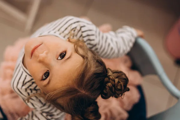 Retrato Una Niña Hermosa Con Peinado Elegante Salón Belleza —  Fotos de Stock