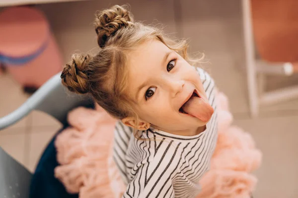 Ritratto Una Bella Bambina Con Acconciatura Elegante Salone Bellezza — Foto Stock