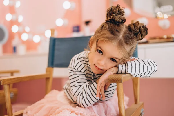 Retrato Uma Menina Bonita Com Penteado Elegante Salão Beleza — Fotografia de Stock