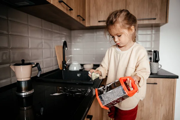 헝겊을 어린아이는 싱크대 의자에 설거지를 소녀는 어머니 부엌에서 요리하고 청소하는 — 스톡 사진