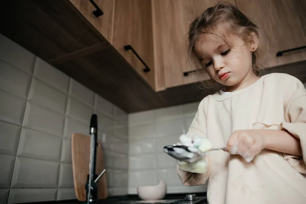 헝겊을 어린아이는 싱크대 의자에 설거지를 소녀는 어머니 부엌에서 요리하고 청소하는 — 스톡 사진