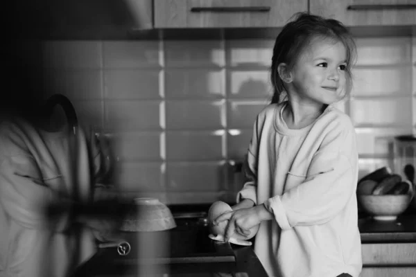 Маленький Ребенок Тряпкой Руках Стоит Стуле Возле Раковины Моет Посуду — стоковое фото