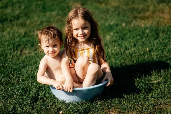 Two Sisters Climbed Bowl Cool Water Hot Day Splashed Water — Stock Photo, Image