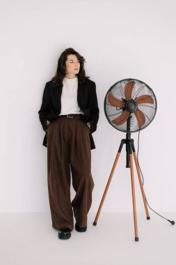 Model görünümlü, duygusuz bir kadının moda portresi. Genç bir iş kadını, yönetmen ya da menajer, şık ofis kıyafetleri, pantolon ve ceket giymiş yaratıcı bir kadın.